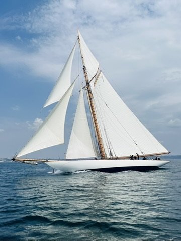 Gaff-rigged sailboat under full sail in the Bay of Brest